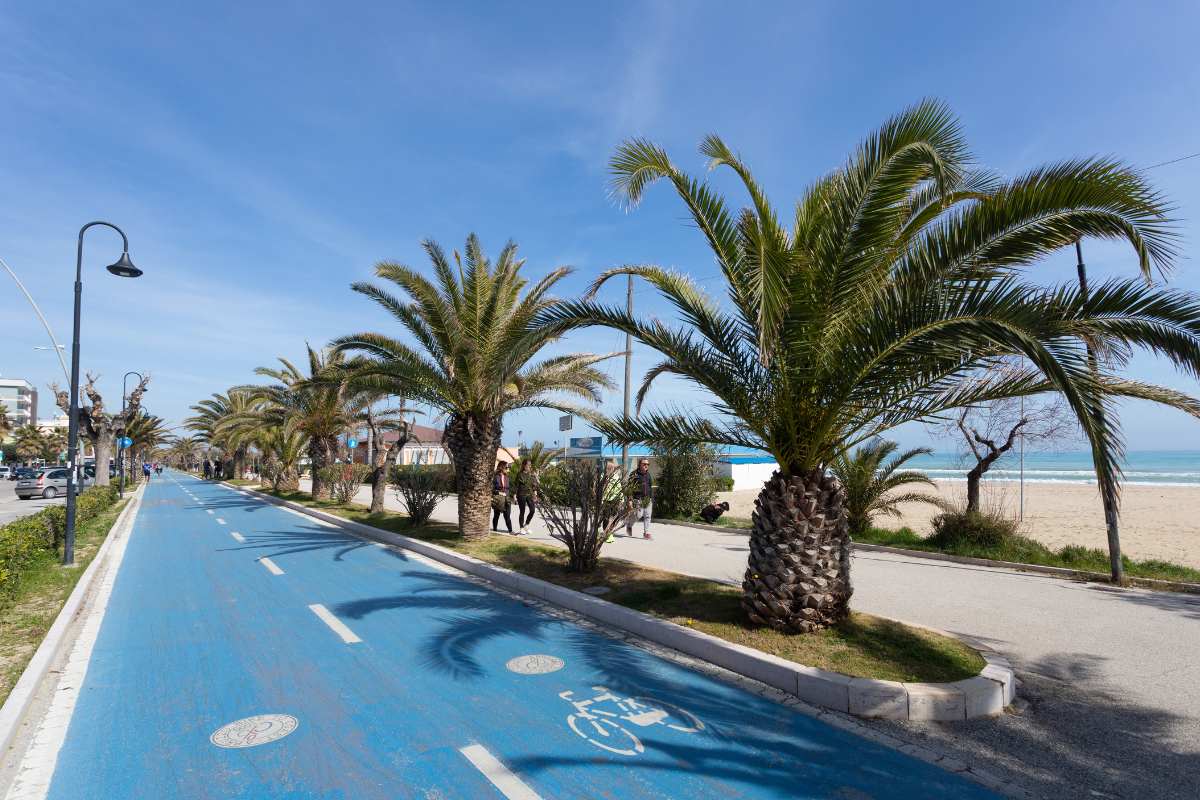 Pista ciclabile lungo il mare