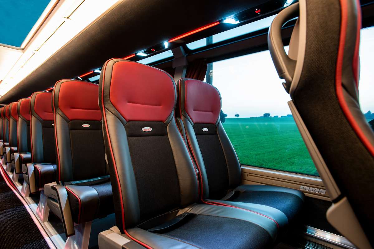 Per quali motivi scegliere il noleggio di un pullman con conducente anziché optare per altre soluzioni di trasporto?    Prima di tutto, per la sicurezza: i bus utilizzati sono regolarmente sottoposti a rigorosi controlli di sicurezza e manutenzione regolare per assicurare che siano in ottime condizioni per poter viaggiare anche per lunghe tratte. Inoltre, gli autisti sono esperti e hanno ricevuto una formazione professionale specifica per guidare i pullman con la massima efficienza e raggiungere la destinazione desiderata seguendo le rotte più brevi e sicure.    La comodità è un altro ottimo motivo per scegliere di noleggiare un pullman con autista privato: puoi rilassarti e goderti il viaggio dall'inizio alla fine, senza doverti preoccupare di nulla. Viaggiare in pullman con autista vuol dire non dover pensare al traffico, alla ricerca di parcheggio e alle eventuali multe possibili se si viaggia in auto.    Il comfort riguarda anche gli interni del pullman: i bus, infatti, sono dotati di comodi sedili, aria condizionata, sistemi audio/video e servizi igienici, rendendo il viaggio davvero piacevole per tutti i passeggeri.    L'impatto ambientale è un fattore da tenere in conto quando si sceglie il noleggio bus con conducente: utilizzare un solo pullman, anziché molteplici veicoli che viaggiano verso la stessa destinazione, è una scelta ecologica, perché riduce l'impronta di carbonio e contribuisce a diminuire il traffico e l'inquinamento.    Oltre alla comodità e alla sicurezza, scegliere di noleggiare un bus diventa anche una scelta ecologica, questo perché, invece di utilizzare molteplici veicoli che viaggiano verso la stessa destinazione, un solo pullman riduce l'impronta di carbonio (o carbon footprint) e contribuisce a diminuire il traffico e l'inquinamento.    C'è chi si domanda se noleggiare un autobus con autista possa limitare gli spostamenti, ma in realtà non è così: questa soluzione offre opzioni totalmente personalizzabili. Con Itabus, noleggiando un pullman conducente è possibile scegliere itinerari specifici, fermate e orari, con la massima flessibilità necessarie per le esigenze specifiche di un gruppo di persone in viaggio.